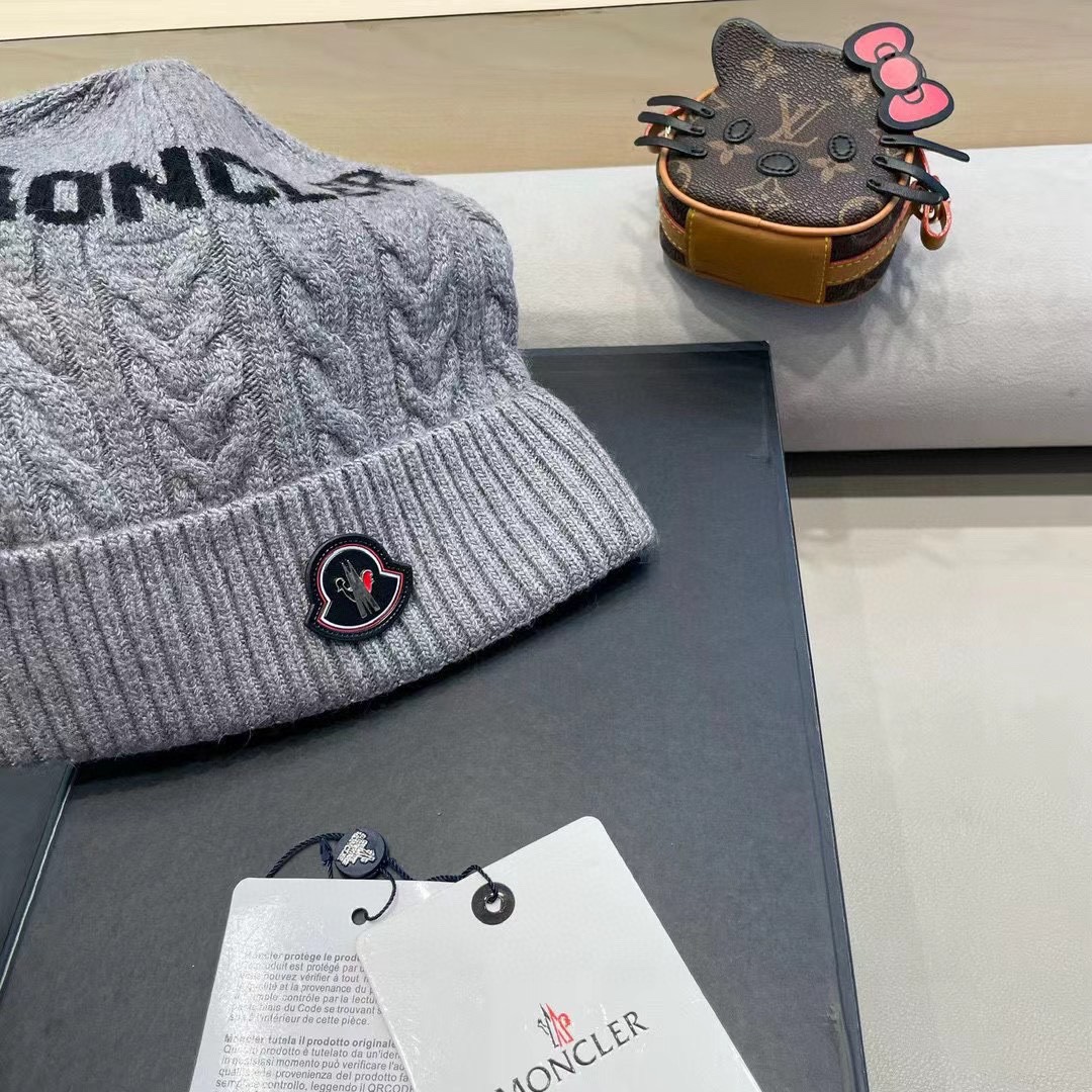   蒙口moncler 带球针织毛线帽！小姐姐的冬日最爱～随便搭配什么衣服都好看！又减龄又显可爱的一款～