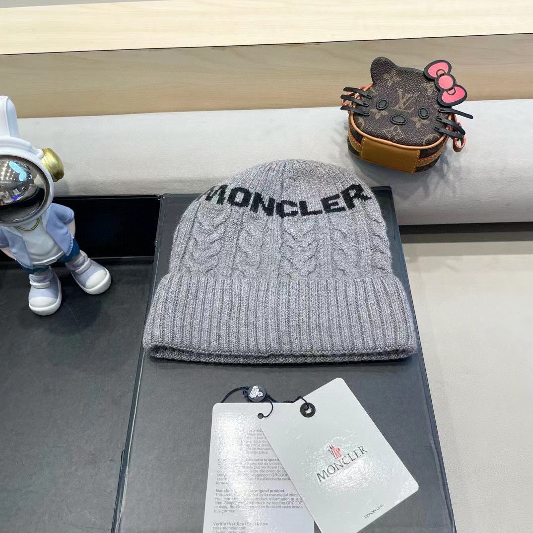   蒙口moncler 带球针织毛线帽！小姐姐的冬日最爱～随便搭配什么衣服都好看！又减龄又显可爱的一款～