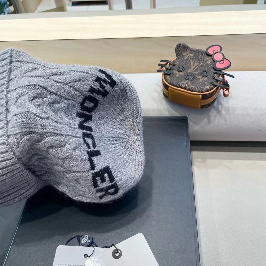   蒙口moncler 带球针织毛线帽！小姐姐的冬日最爱～随便搭配什么衣服都好看！又减龄又显可爱的一款～
