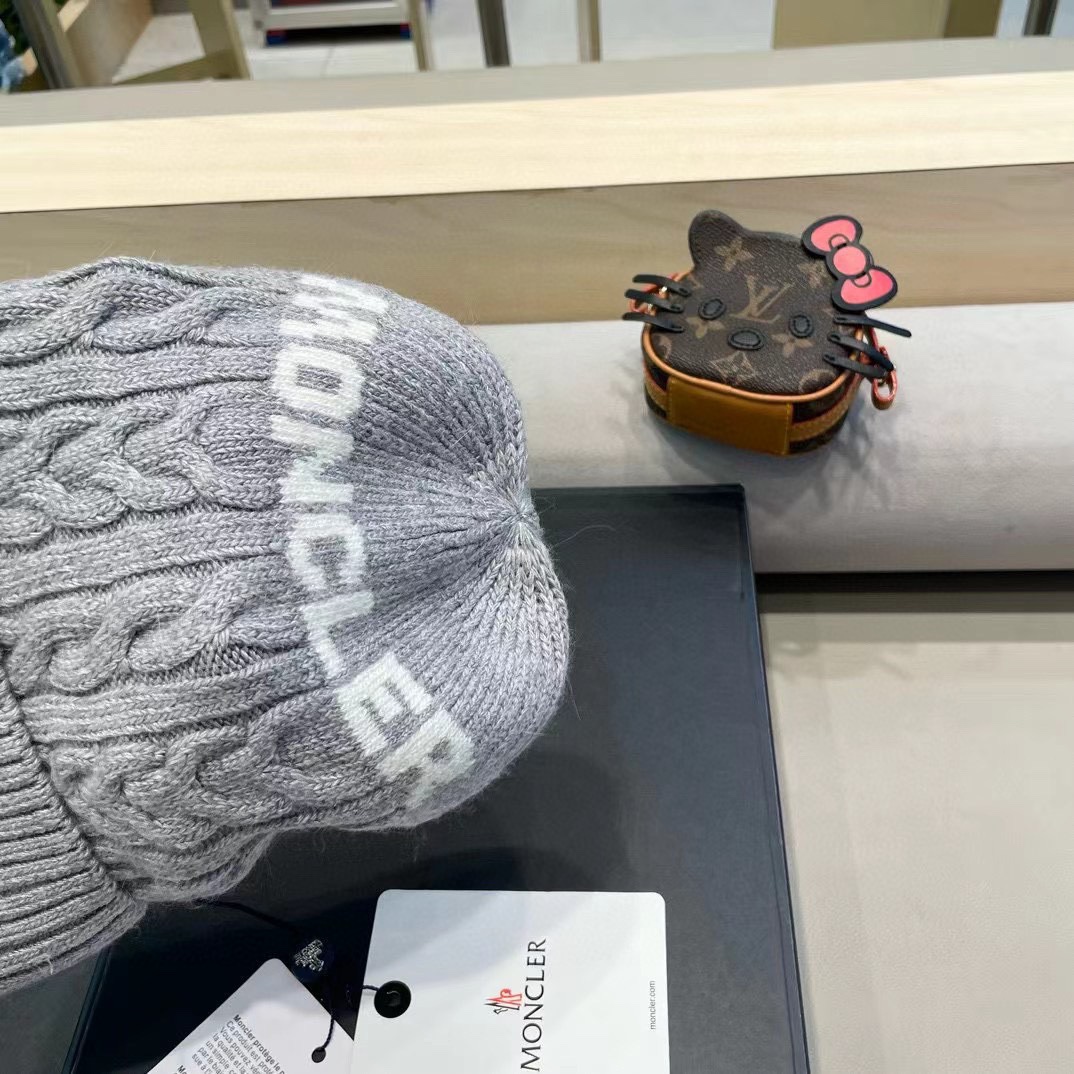   蒙口moncler 带球针织毛线帽！小姐姐的冬日最爱～随便搭配什么衣服都好看！又减龄又显可爱的一款～