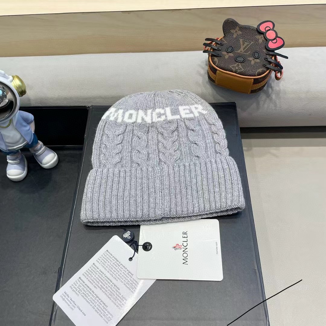   蒙口moncler 带球针织毛线帽！小姐姐的冬日最爱～随便搭配什么衣服都好看！又减龄又显可爱的一款～