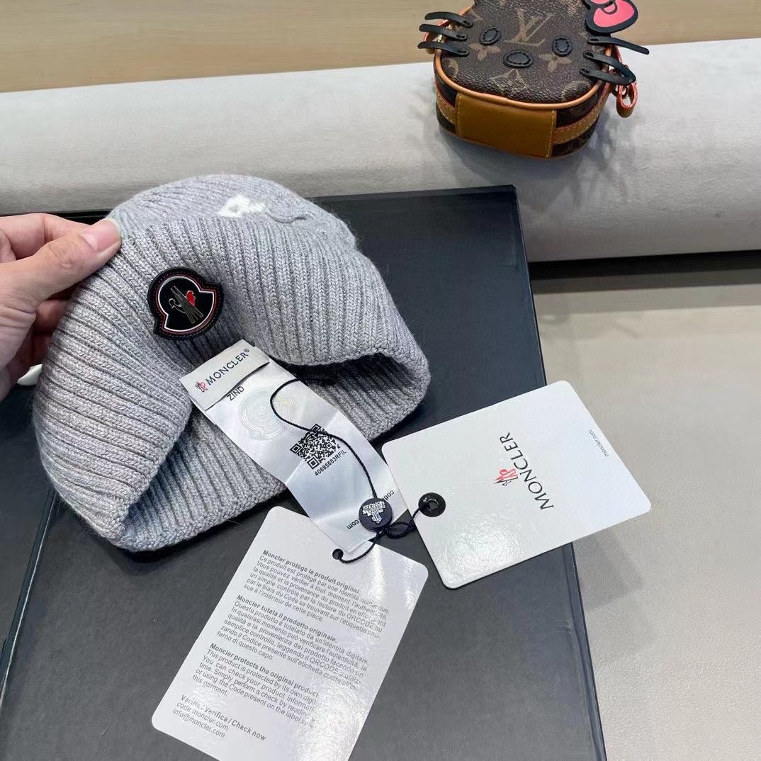   蒙口moncler 带球针织毛线帽！小姐姐的冬日最爱～随便搭配什么衣服都好看！又减龄又显可爱的一款～