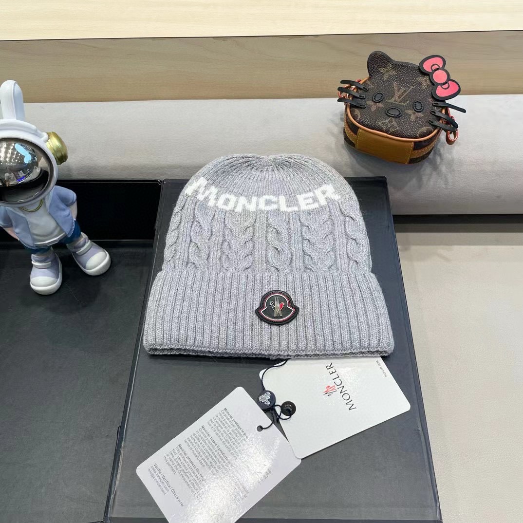   蒙口moncler 带球针织毛线帽！小姐姐的冬日最爱～随便搭配什么衣服都好看！又减龄又显可爱的一款～