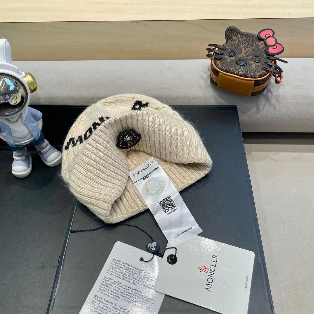   蒙口moncler 带球针织毛线帽！小姐姐的冬日最爱～随便搭配什么衣服都好看！又减龄又显可爱的一款～