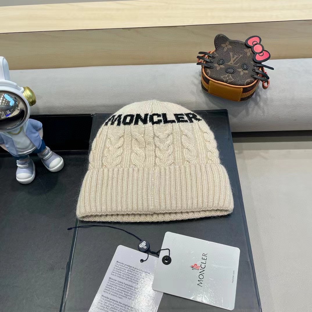   蒙口moncler 带球针织毛线帽！小姐姐的冬日最爱～随便搭配什么衣服都好看！又减龄又显可爱的一款～