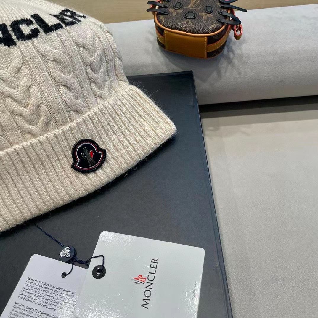   蒙口moncler 带球针织毛线帽！小姐姐的冬日最爱～随便搭配什么衣服都好看！又减龄又显可爱的一款～