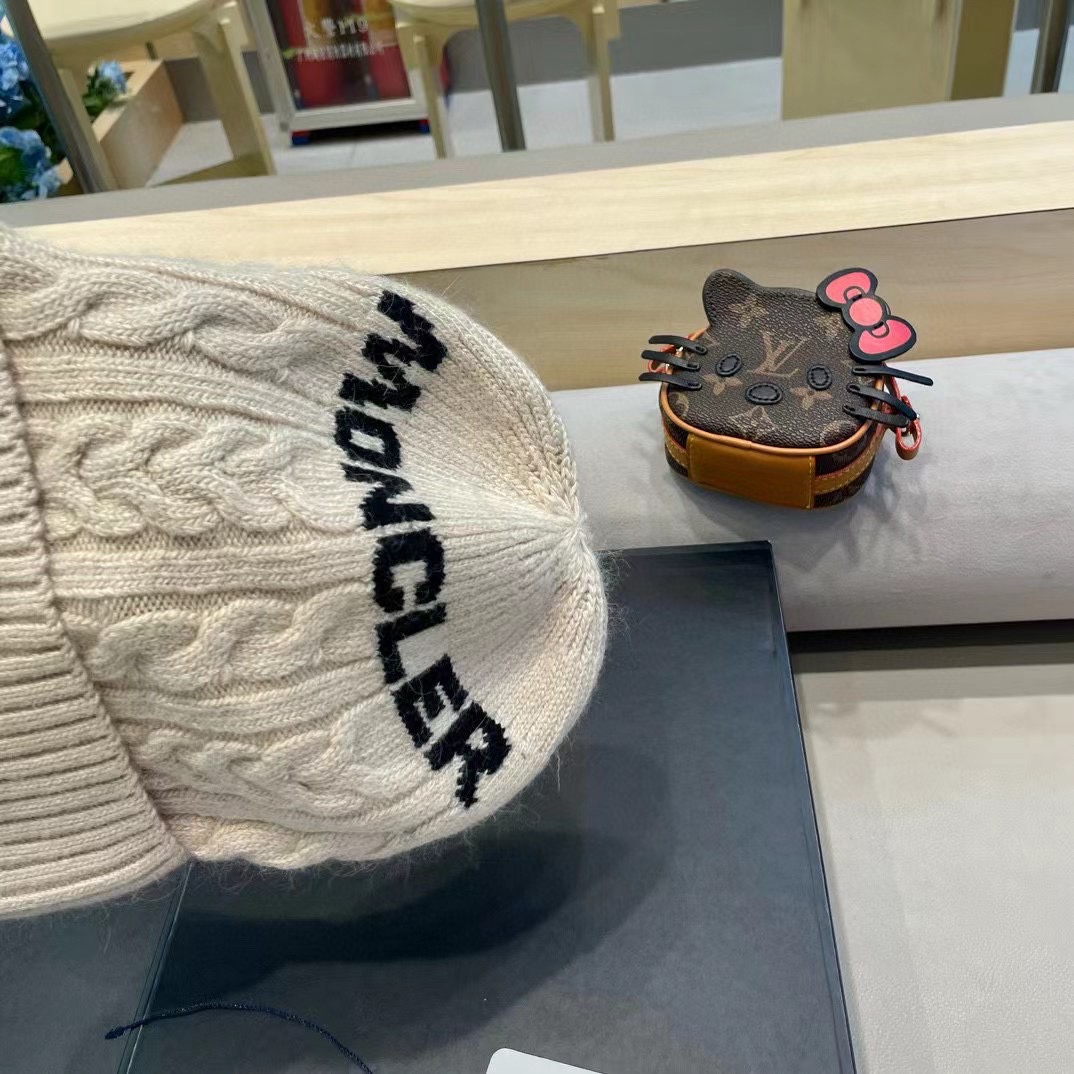   蒙口moncler 带球针织毛线帽！小姐姐的冬日最爱～随便搭配什么衣服都好看！又减龄又显可爱的一款～