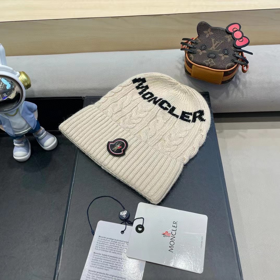   蒙口moncler 带球针织毛线帽！小姐姐的冬日最爱～随便搭配什么衣服都好看！又减龄又显可爱的一款～