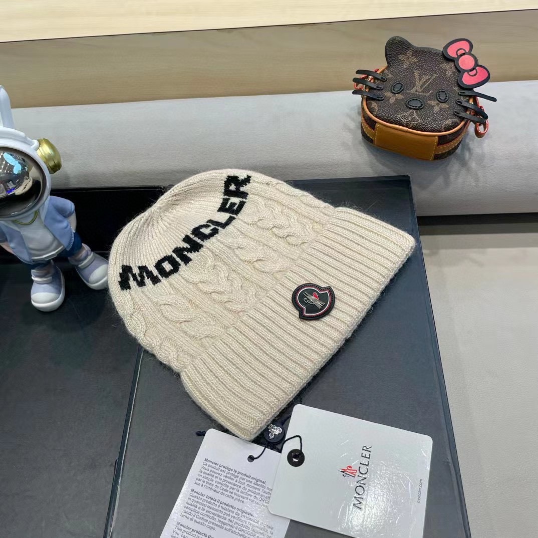   蒙口moncler 带球针织毛线帽！小姐姐的冬日最爱～随便搭配什么衣服都好看！又减龄又显可爱的一款～