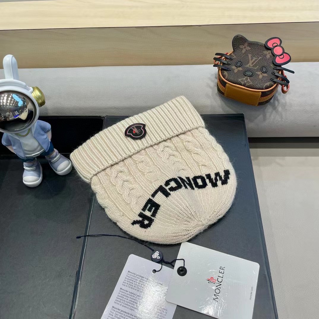   蒙口moncler 带球针织毛线帽！小姐姐的冬日最爱～随便搭配什么衣服都好看！又减龄又显可爱的一款～