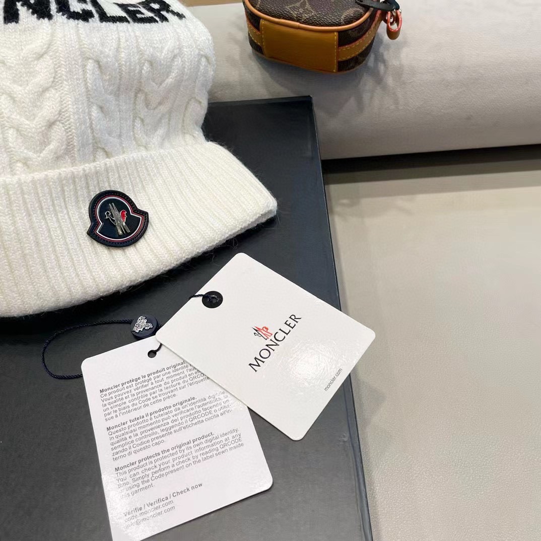   蒙口moncler 带球针织毛线帽！小姐姐的冬日最爱～随便搭配什么衣服都好看！又减龄又显可爱的一款～