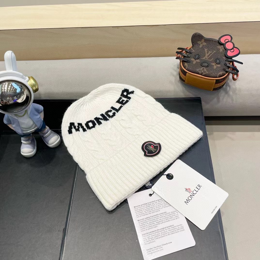   蒙口moncler 带球针织毛线帽！小姐姐的冬日最爱～随便搭配什么衣服都好看！又减龄又显可爱的一款～