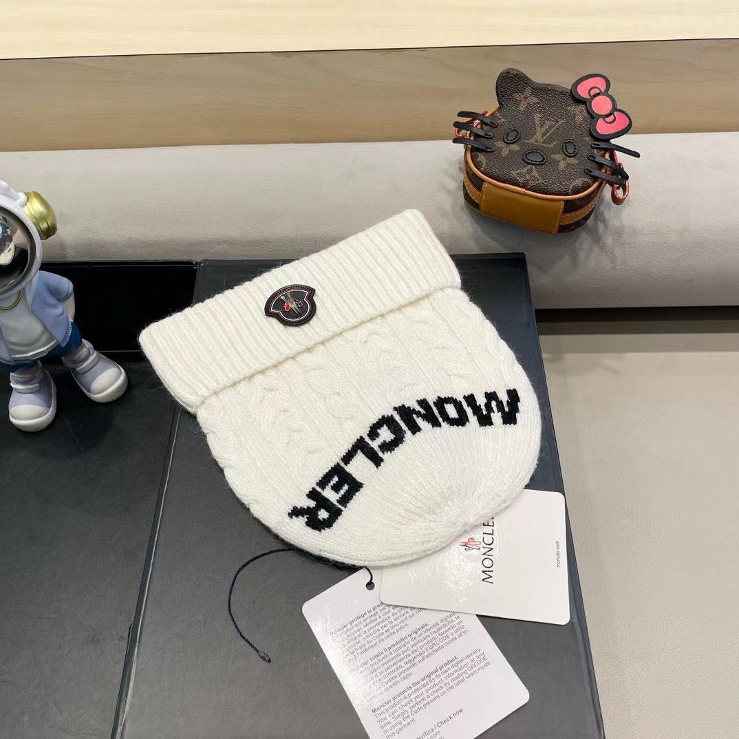   蒙口moncler 带球针织毛线帽！小姐姐的冬日最爱～随便搭配什么衣服都好看！又减龄又显可爱的一款～