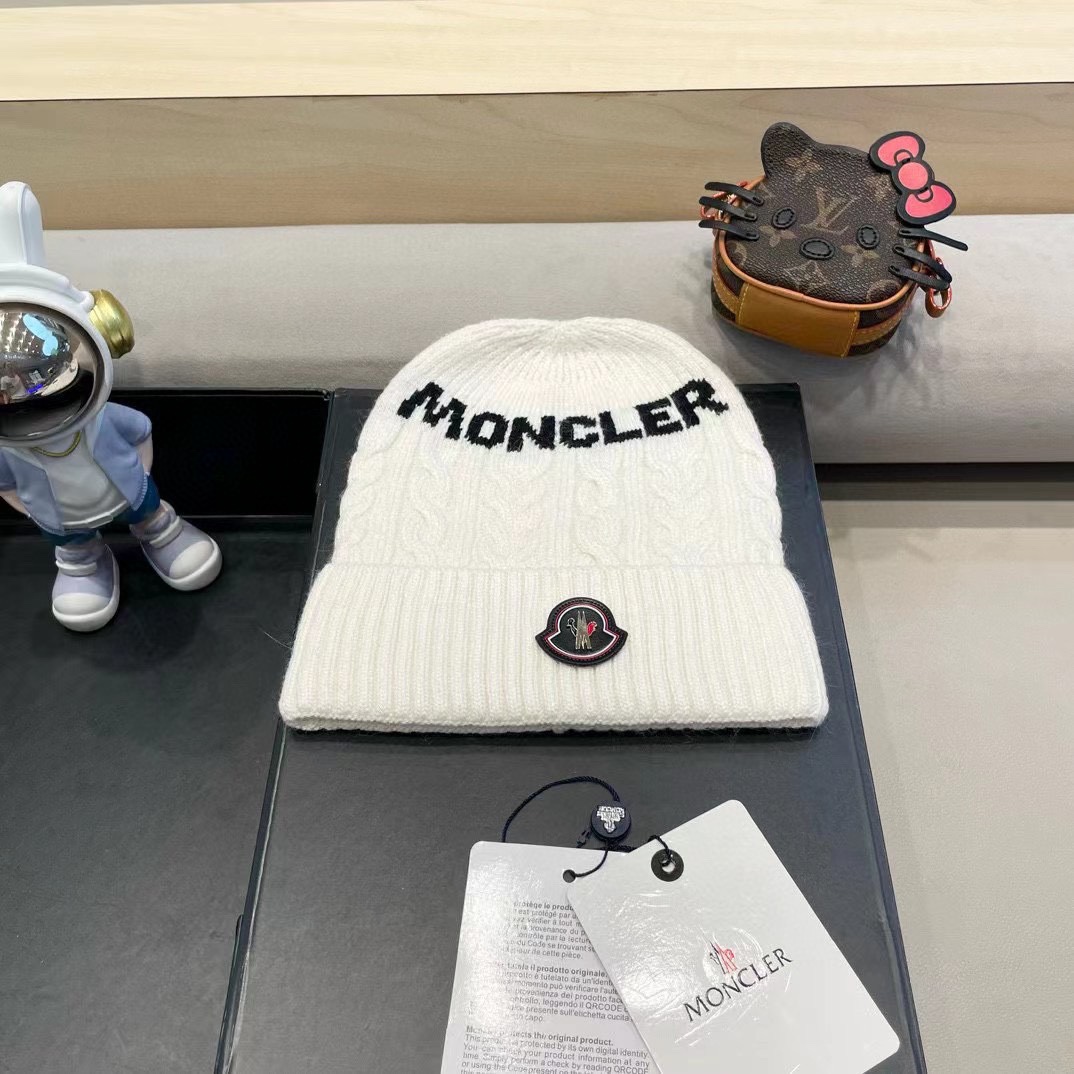   蒙口moncler 带球针织毛线帽！小姐姐的冬日最爱～随便搭配什么衣服都好看！又减龄又显可爱的一款～