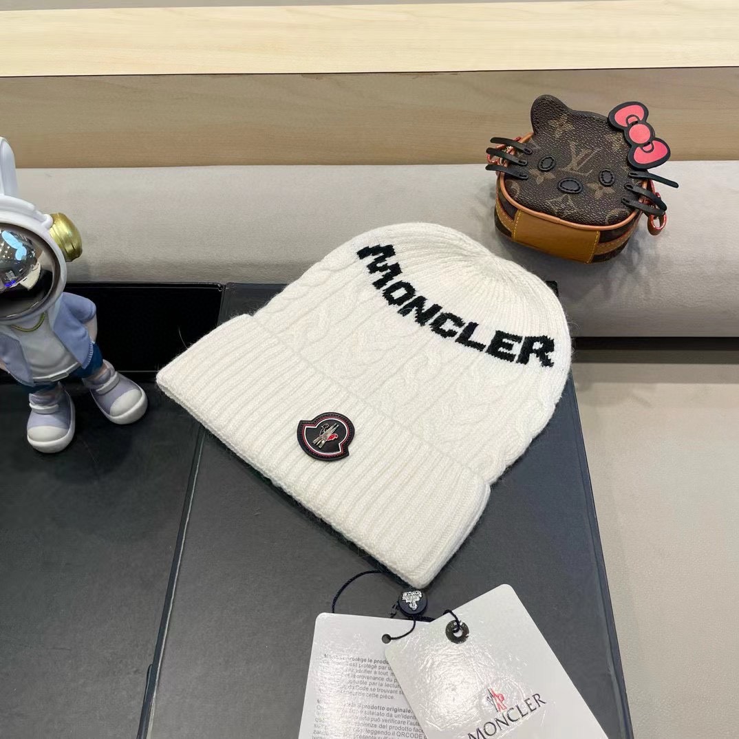   蒙口moncler 带球针织毛线帽！小姐姐的冬日最爱～随便搭配什么衣服都好看！又减龄又显可爱的一款～