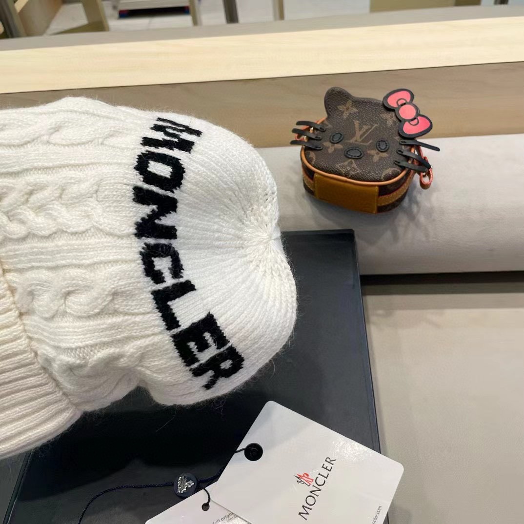  蒙口moncler 带球针织毛线帽！小姐姐的冬日最爱～随便搭配什么衣服都好看！又减龄又显可爱的一款～
