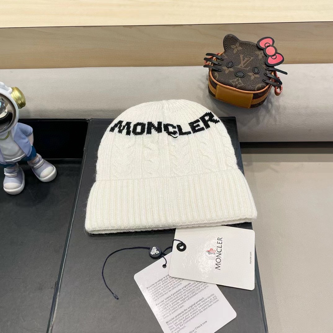   蒙口moncler 带球针织毛线帽！小姐姐的冬日最爱～随便搭配什么衣服都好看！又减龄又显可爱的一款～