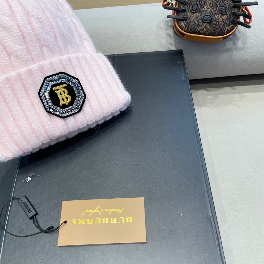   巴宝莉Burberry2024新款针织麻花毛线帽女秋冬季护耳防寒保暖帽子字母贴布冷帽潮