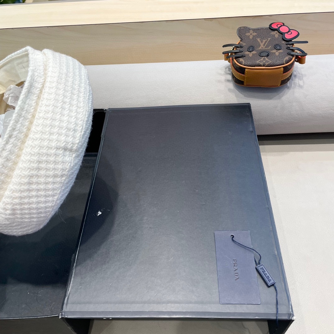  普拉达Prada秋冬天名媛风日系休闲韩版贝雷帽百搭女士英伦欧美黑色平顶帽潮流