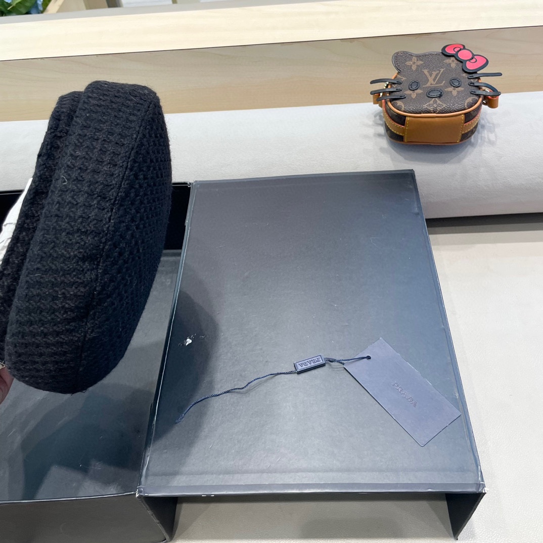  普拉达Prada秋冬天名媛风日系休闲韩版贝雷帽百搭女士英伦欧美黑色平顶帽潮流