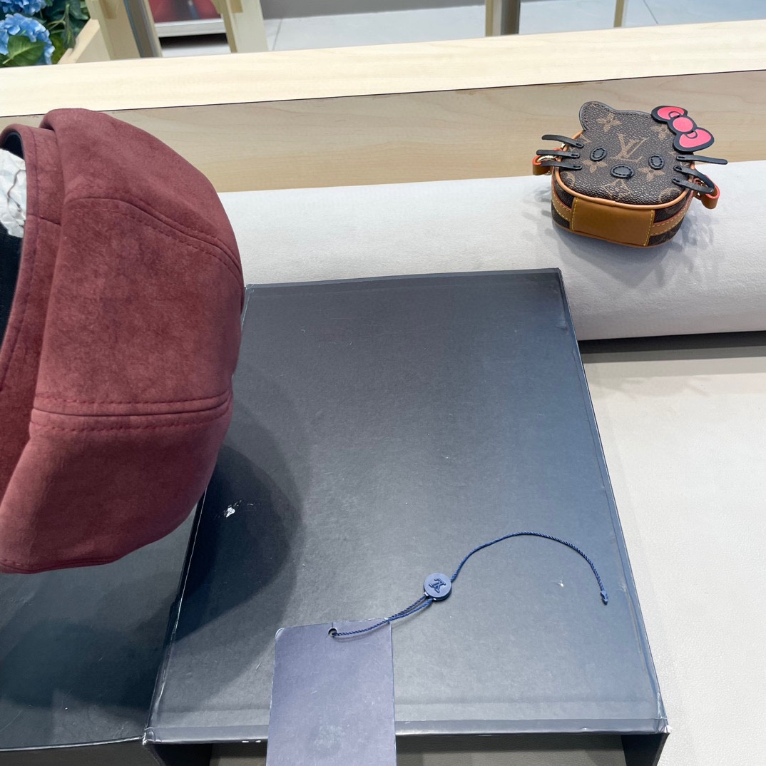  lv路易威登2024年冬季新款韩版简约百搭小皮扣八角帽子女加厚加绒保暖画家帽