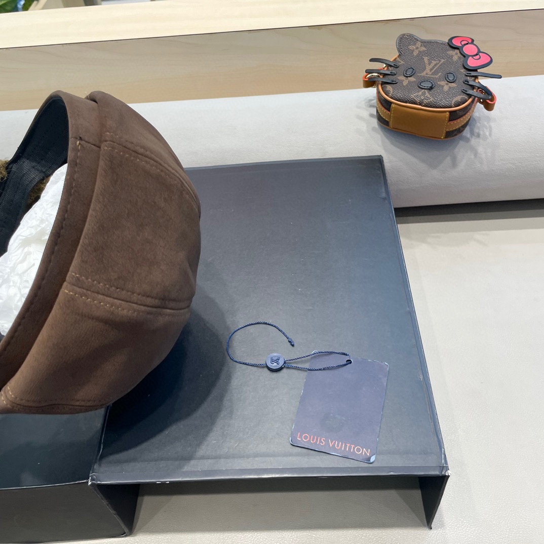  lv路易威登2024年冬季新款韩版简约百搭小皮扣八角帽子女加厚加绒保暖画家帽