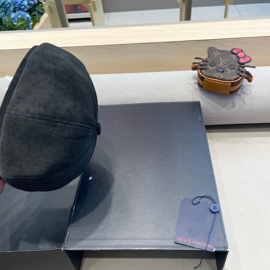  lv路易威登2024年冬季新款韩版简约百搭小皮扣八角帽子女加厚加绒保暖画家帽