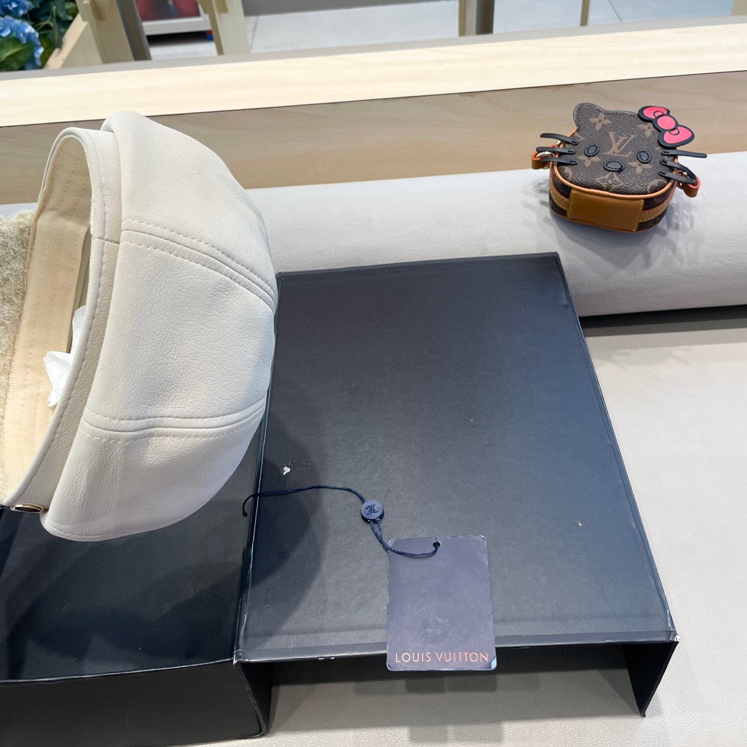  lv路易威登2024年冬季新款韩版简约百搭小皮扣八角帽子女加厚加绒保暖画家帽