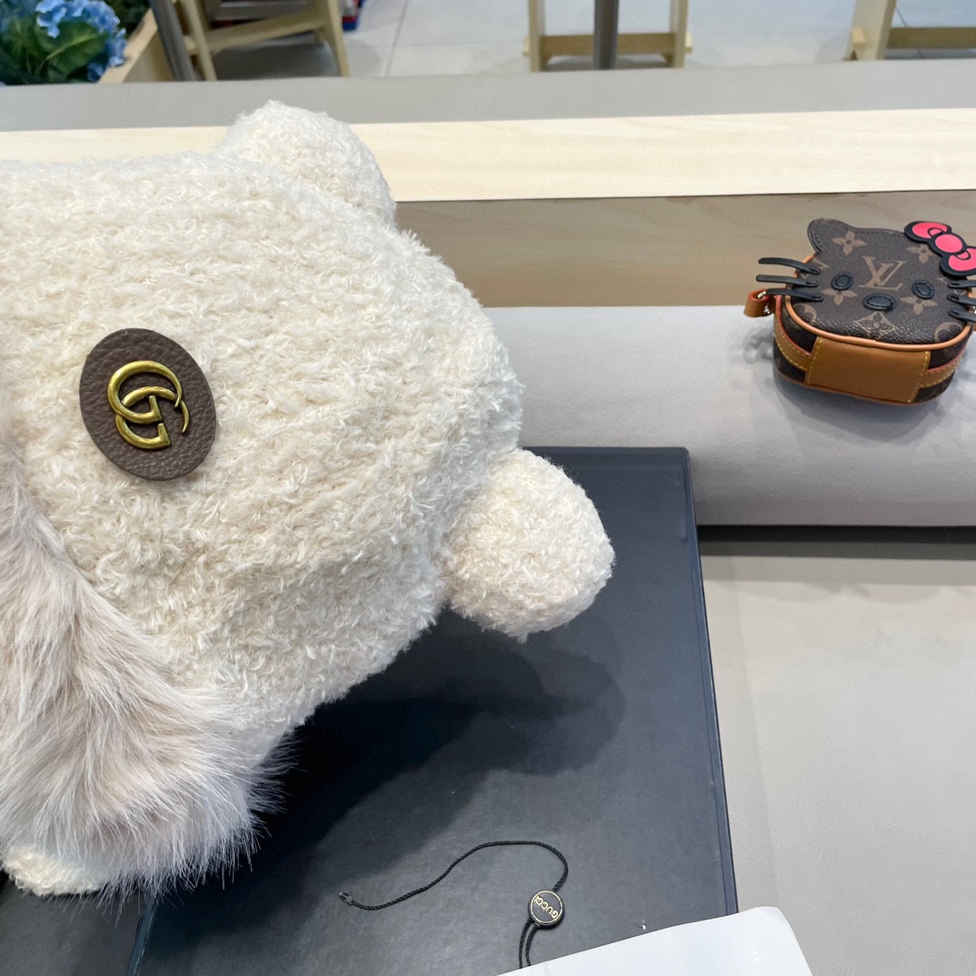  Gucci 可爱小熊耳朵百搭纯色保暖显脸小女款冬季时尚保暖防寒新款毛绒帽