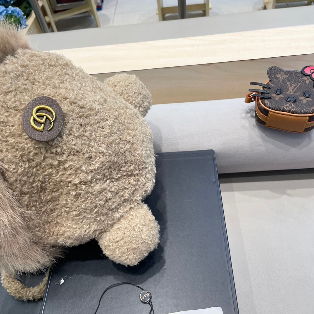  Gucci 可爱小熊耳朵百搭纯色保暖显脸小女款冬季时尚保暖防寒新款毛绒帽