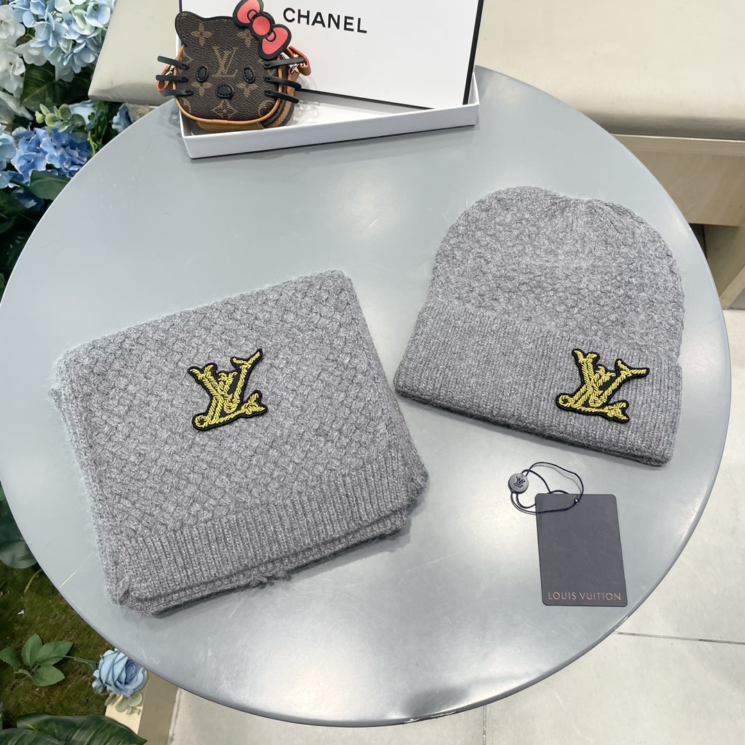 NO:532794,Lv Home.【Two-piece set-wool suit hat】Classic suit hat!  Hat scarf!  It’s super comfortable~ A young lady in winter~ You’re just a short set of hats this winter~ It’s warm and fashionable!  Universal style for men and women! Can be used as a couple style!  Complete anti-counterfeiting label hanging cards!  Many styles, welcome to choose! Sets, sets, louis vuitton,hats19860909Lv家.【两件套-羊毛套装帽子】经典套装帽子！帽子围巾！暖暖哒超级舒服～冬日小姐姐减龄神器哦～这个冬天你就差这么一套套装帽子啦～又保暖又时尚！男女通用款!可以做情侣款！防伪标签吊卡齐全！多多款式,欢迎选择!套装,套装,louis vuitton,hats,accessory