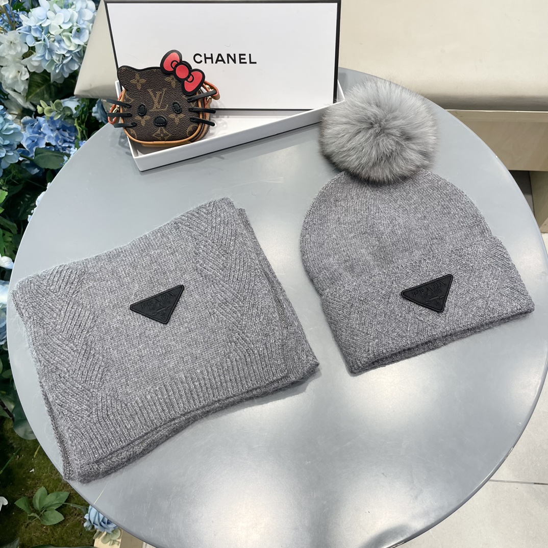 NO:532730,Prada PRADA Classic Set Hat!  Hat scarf!  Cashmere Rabbit Fur quality!  It’s super comfortable~ You’re just a short set of hats this winter~ It’s warm and fashionable!  Universal style for men and women! Can be used as a couple style!  Complete anti-counterfeiting label hanging cards!  Many styles, welcome to choose!! Sets, sets, prada, prada, hats19860909普拉达PRADA经典套装帽子！帽子围巾！羊绒兔绒品质！暖暖哒超级舒服～这个冬天你就差这么一套套装帽子啦～又保暖又时尚！男女通用款!可以做情侣款！防伪标签吊卡齐全！多多款式,欢迎选择!!套装,套装,prada,prada,hats,accessory