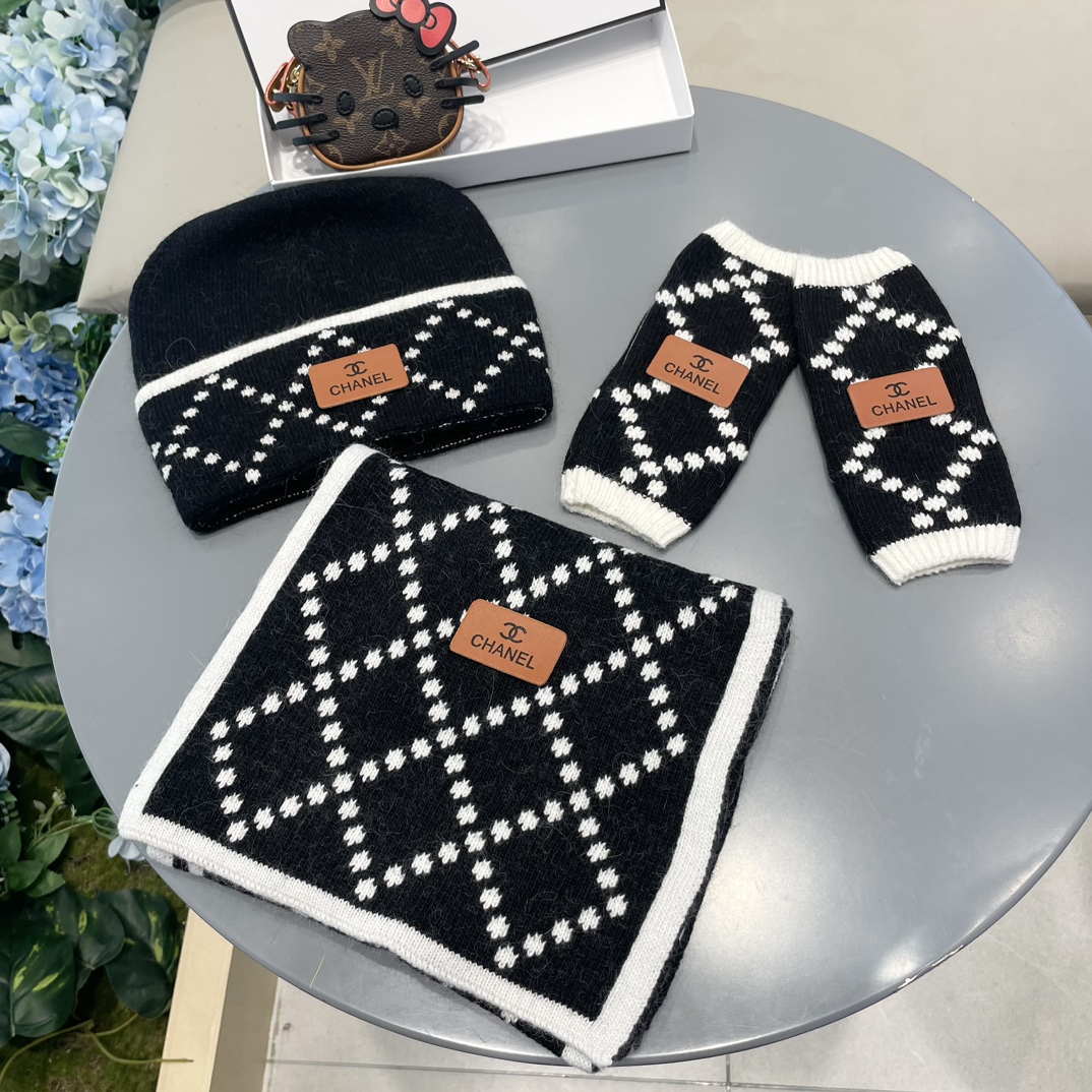 NO:532748,Chanel [Wool Three-piece Set] Hat Scarf Gloves!  Classic suit hat!  It’s super comfortable~ A young lady in winter~ You’re just a short set of hats this winter~ It’s warm and fashionable!  Universal style for men and women! Can be used as a couple style!  Complete anti-counterfeiting label hanging cards!  Many styles, welcome to choose! Sets, sets, chanel, chanel, gloves, hats19860909Chanel香奈儿【羊毛三件套套装】帽子围巾手套！经典套装帽子！暖暖哒超级舒服～冬日小姐姐减龄神器哦～这个冬天你就差这么一套套装帽子啦～又保暖又时尚！男女通用款!可以做情侣款！防伪标签吊卡齐全！多多款式,欢迎选择!套装,套装,chanel,chanel,gloves,hats,accessory