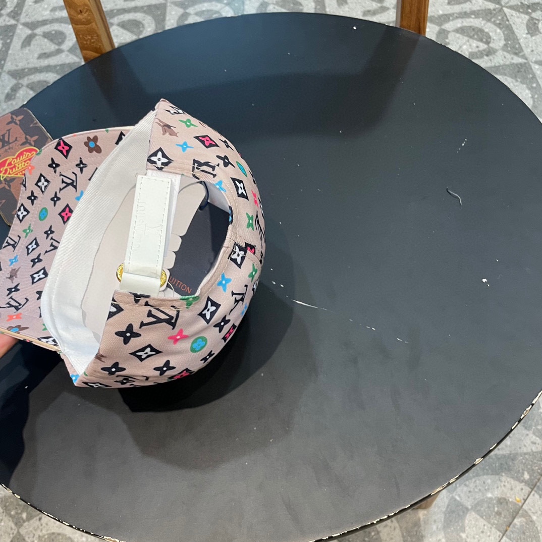  lv 路易威登很火的一款棒球帽
简约大气 高逼格好物～格调有个性
彩印LOGO  布面帽顶透气舒服
四