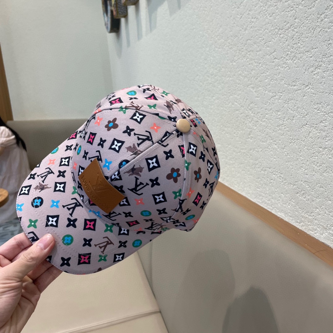  lv 路易威登很火的一款棒球帽
简约大气 高逼格好物～格调有个性
彩印LOGO  布面帽顶透气舒服
四