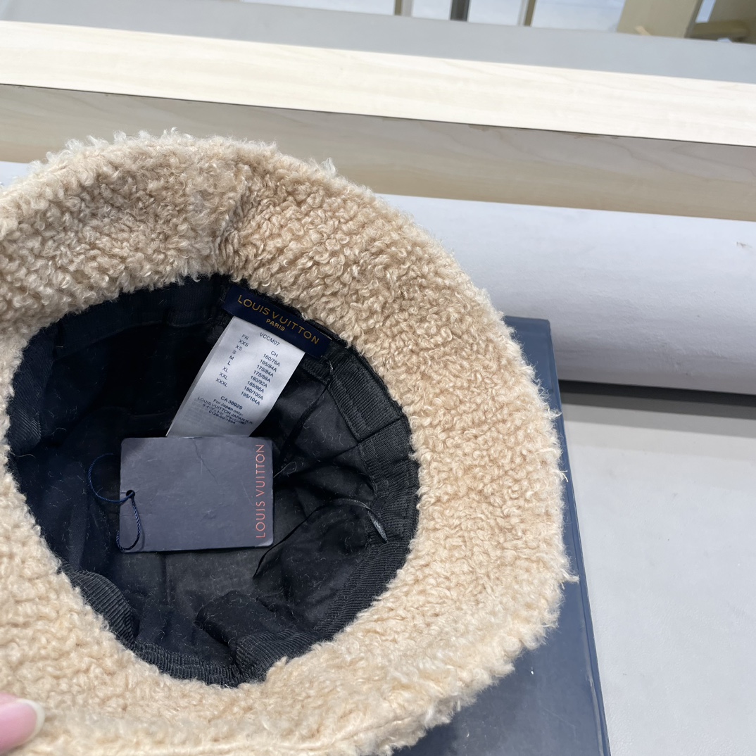  lv路易威登秋冬新款洋气百搭羊羔毛盆帽女加厚保暖渔夫帽街拍休闲帽子潮