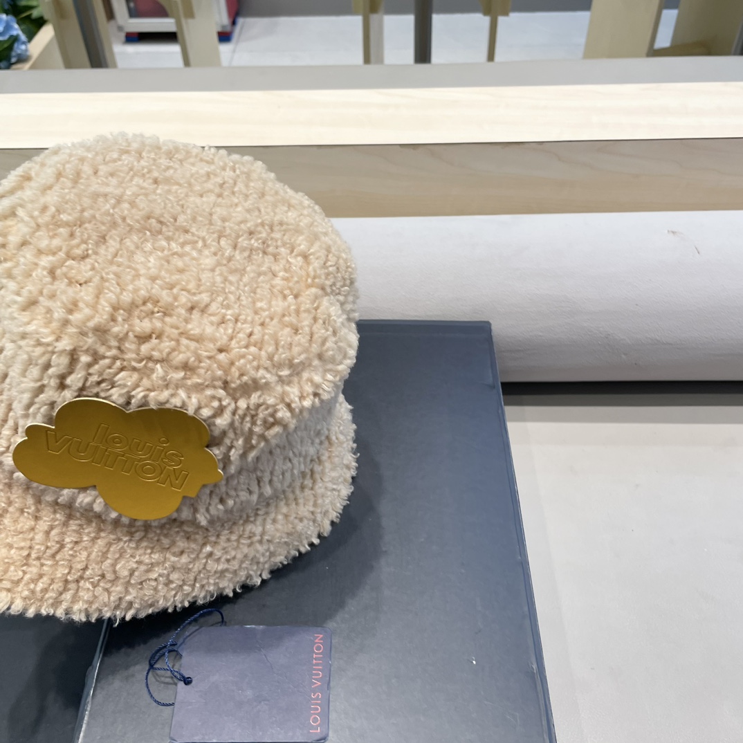  lv路易威登秋冬新款洋气百搭羊羔毛盆帽女加厚保暖渔夫帽街拍休闲帽子潮