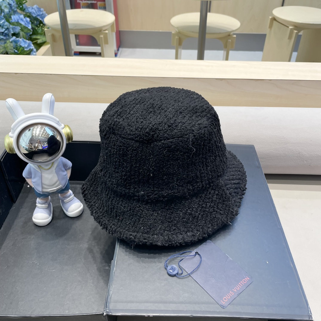  lv路易威登秋冬新款洋气百搭羊羔毛盆帽女加厚保暖渔夫帽街拍休闲帽子潮