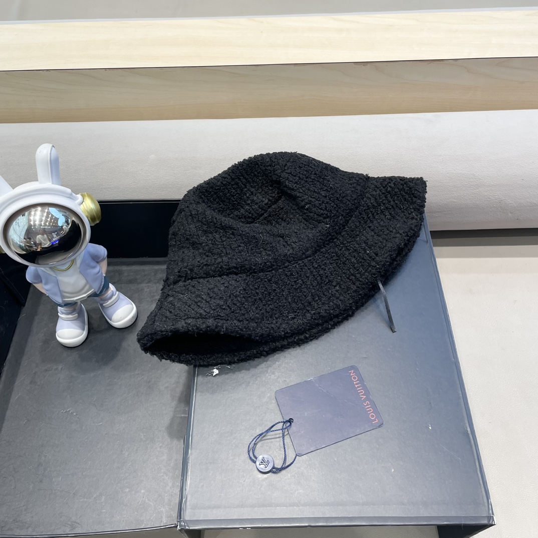  lv路易威登秋冬新款洋气百搭羊羔毛盆帽女加厚保暖渔夫帽街拍休闲帽子潮