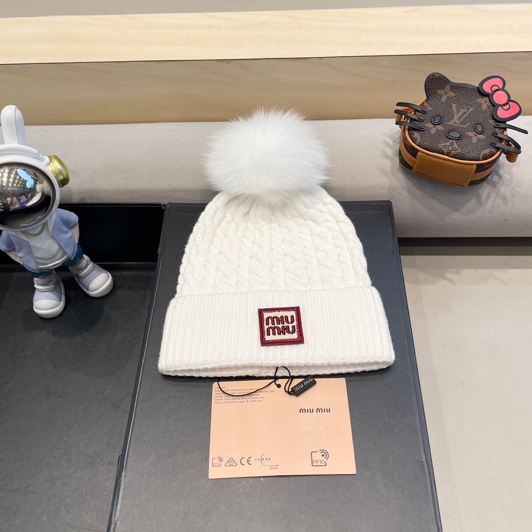 NO:215440,MIU MIU Wool hat One of the most beautiful items in autumn and winter, fox wool balls, the hair is very tight and textured!  Photographed hat Fisherman hat Baseball hat Knit hat, hat, miumiu, espadrilles, hats19860909MIU MIU 缪缪 毛线帽 秋冬颜值超高的单品之一 狐狸毛球 毛质非常紧致有质感！ 拍照很上镜帽子渔夫帽棒球帽针织帽,帽子,miumiu,espadrilles,hats,hat