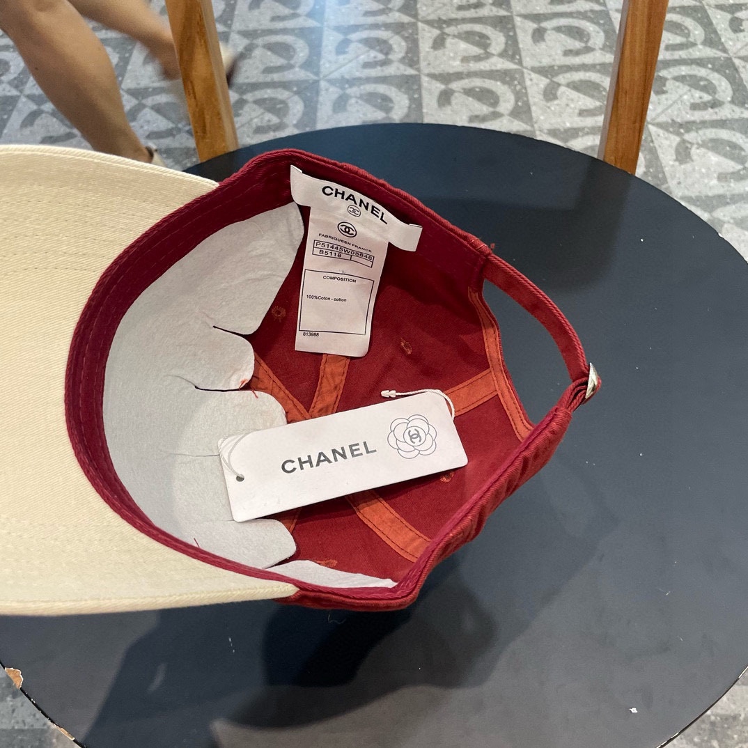 香奈儿新款拼色棒球帽，很酷的色系，男女佩戴都有不同style，第一批抢先出货！香粉必入款！