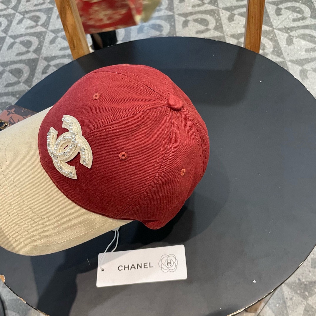 香奈儿新款拼色棒球帽，很酷的色系，男女佩戴都有不同style，第一批抢先出货！香粉必入款！