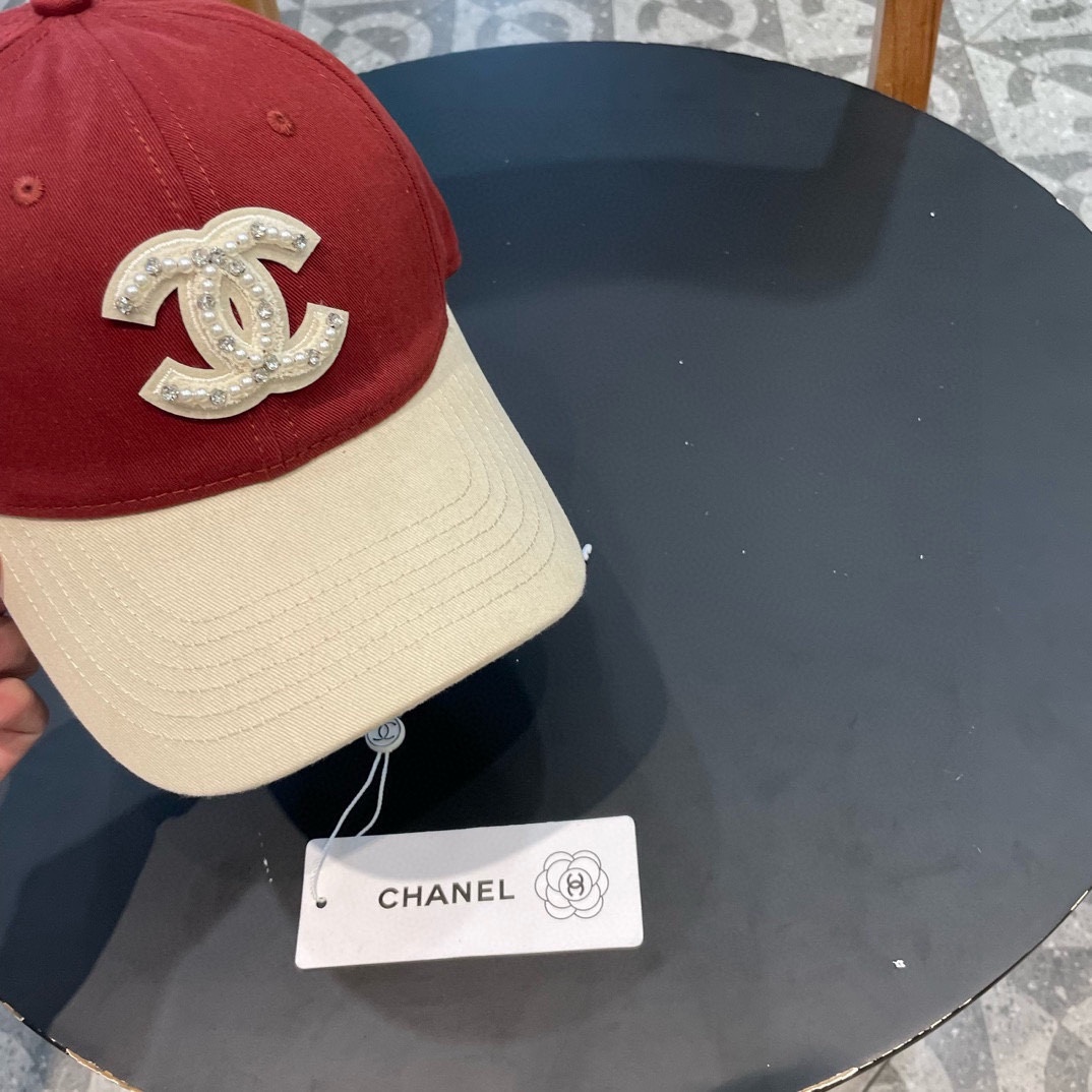 香奈儿新款拼色棒球帽，很酷的色系，男女佩戴都有不同style，第一批抢先出货！香粉必入款！