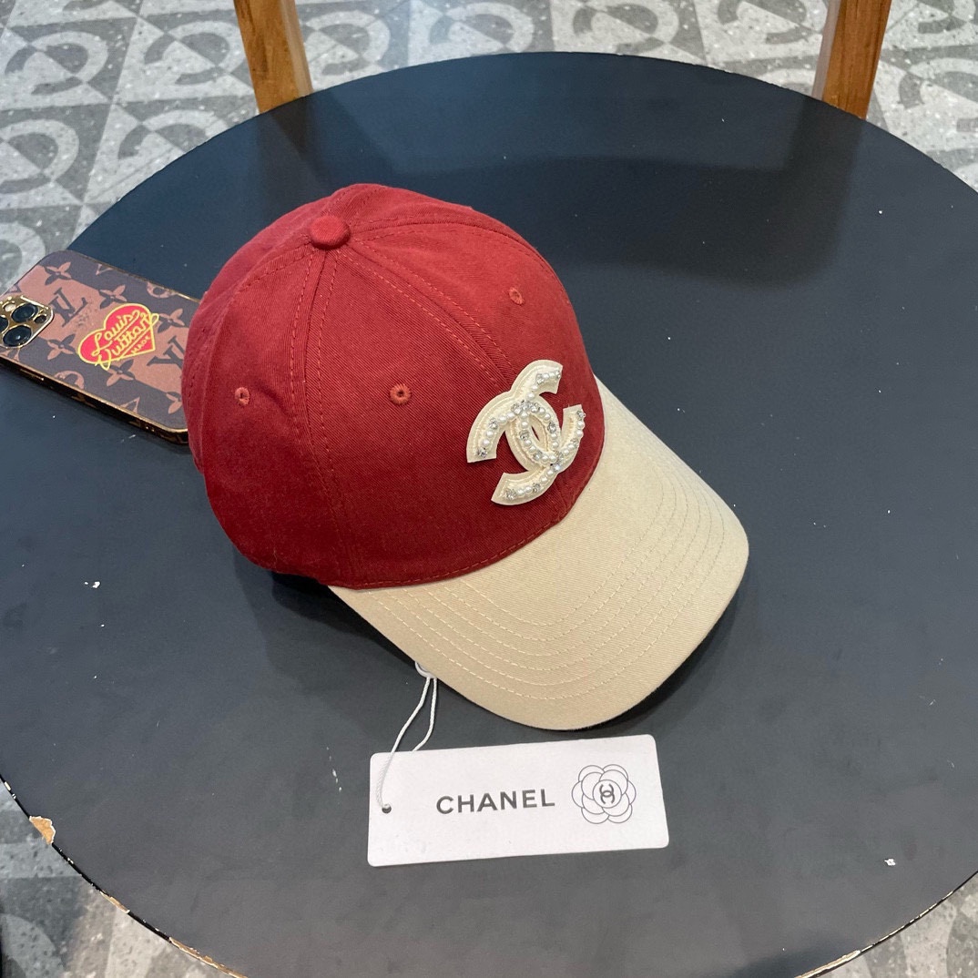 香奈儿新款拼色棒球帽，很酷的色系，男女佩戴都有不同style，第一批抢先出货！香粉必入款！