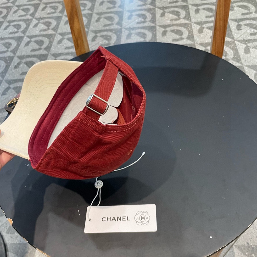 香奈儿新款拼色棒球帽，很酷的色系，男女佩戴都有不同style，第一批抢先出货！香粉必入款！