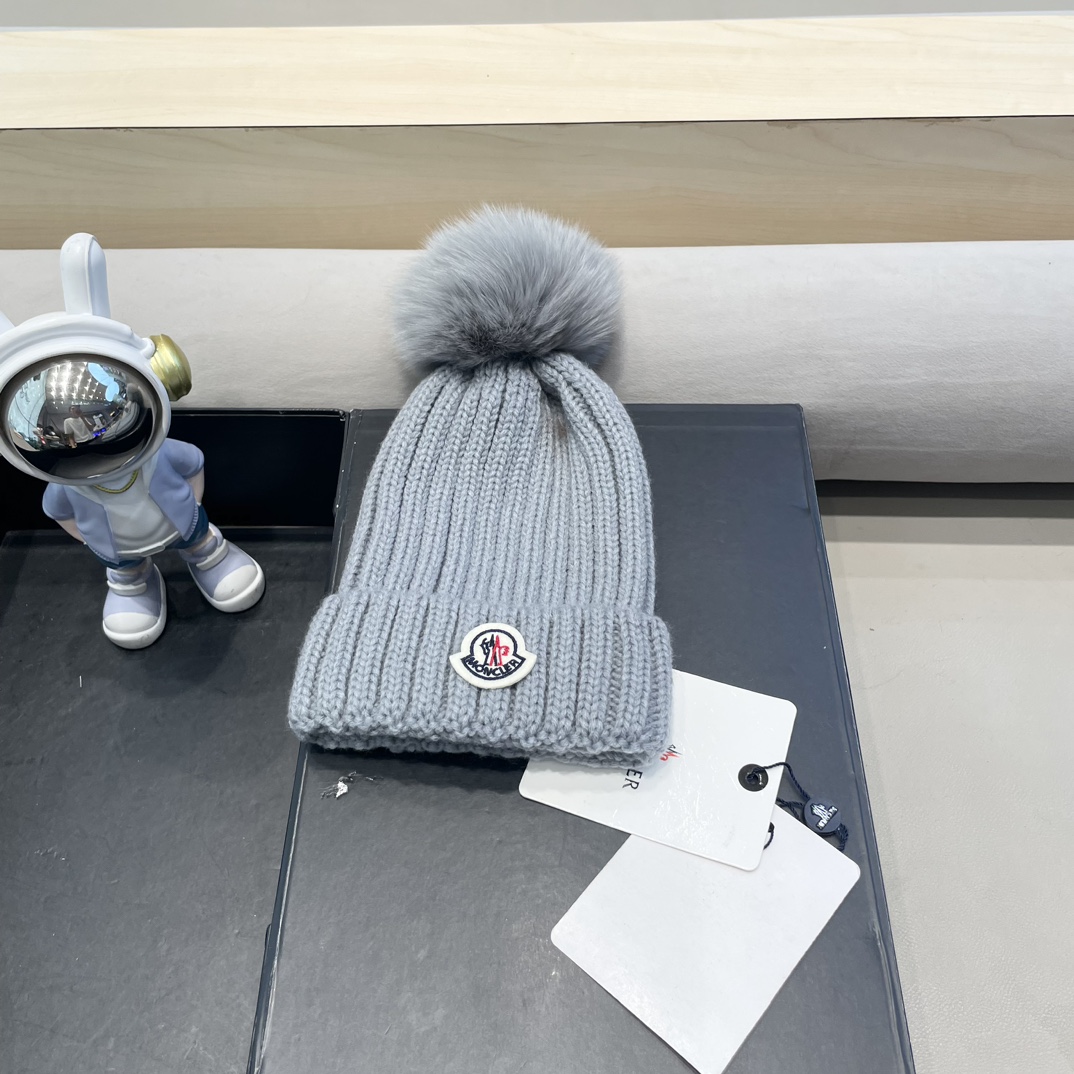 NO:215351,Moncler knitted hat autumn and winter new hat women's wool hat imitation fox wool ball hat fake wool ball thickened warm hat hat fisherman hat baseball cap knit hat, hat, christian louboutin, espadrilles, hats19860909moncler针织帽秋冬新款帽子女士毛线帽仿狐狸毛球球帽假毛球加厚保暖帽子帽子渔夫帽棒球帽针织帽,帽子,christian louboutin,espadrilles,hats,hat