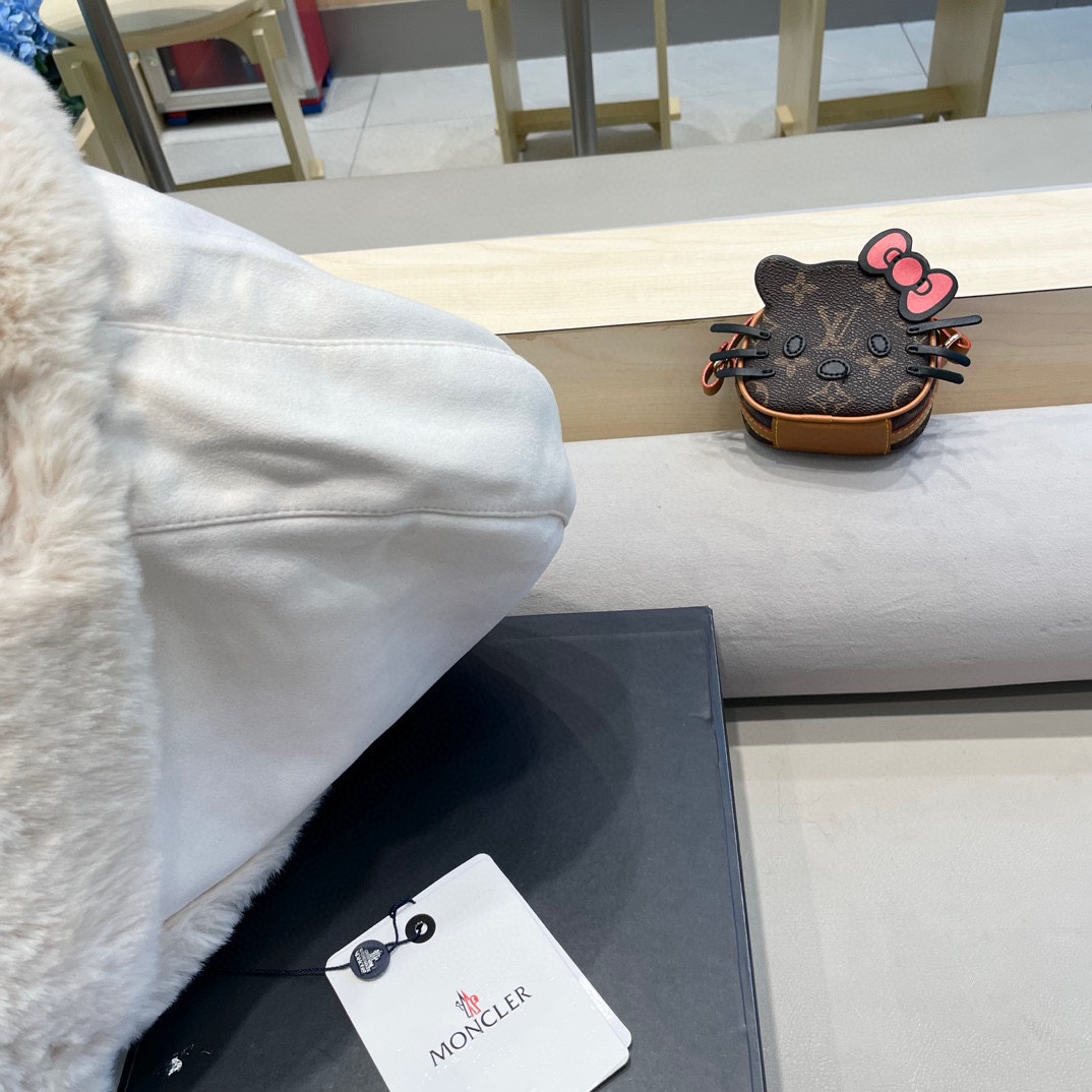 蒙口Moncler毛绒绒可爱雷锋帽女2024新款冬季加厚保暖麂皮绒护耳护颈套头帽子