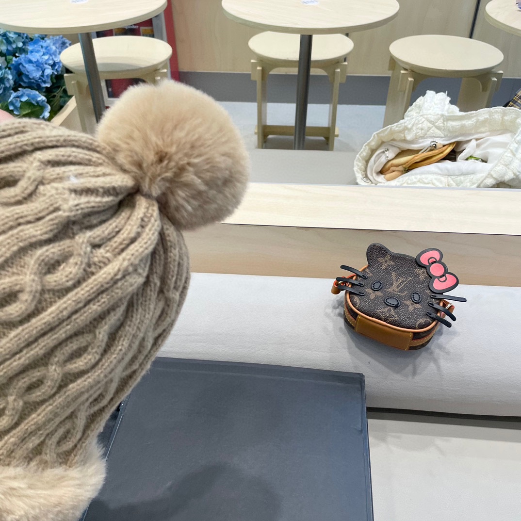 蒙口Moncler秋冬季女甜美可爱毛球雷锋帽韩版加绒加厚针织帽子保暖护耳毛线帽