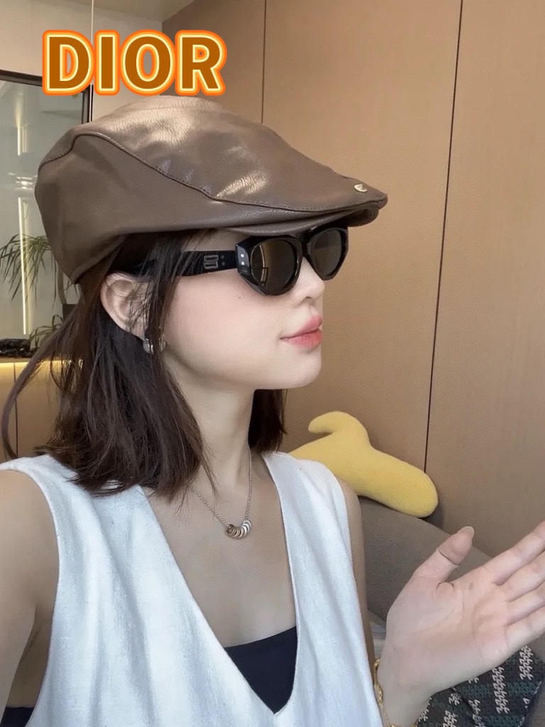 DIOR迪奥美式小众设计品牌百搭皮质画家帽贝雷帽子女春秋时尚潮复古前进帽。
