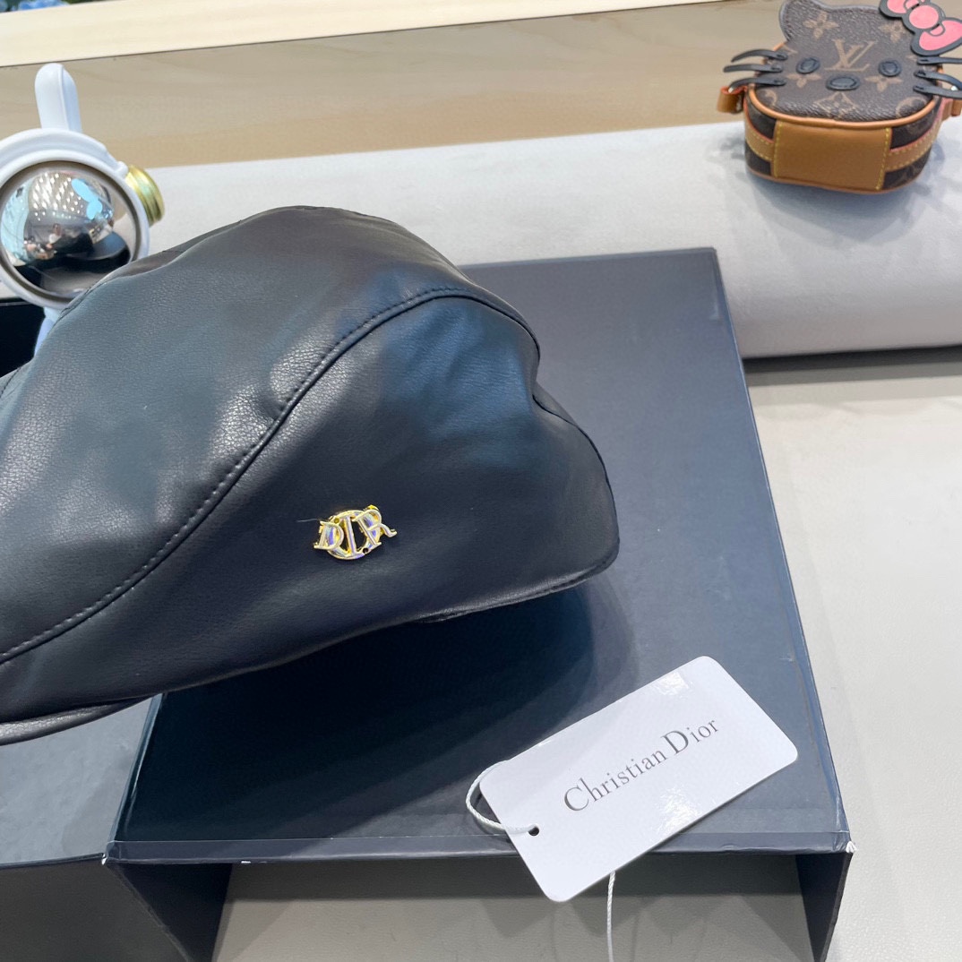 DIOR迪奥美式小众设计品牌百搭皮质画家帽贝雷帽子女春秋时尚潮复古前进帽。